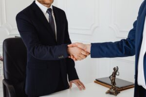 Prawo LGBT+ a dyskryminacja: jakie są przepisy dotyczące równego traktowania osób LGBTQ+?