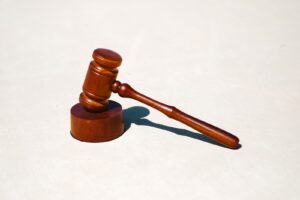 Prawo celne a przemyt: wyzwania dla służb celnych